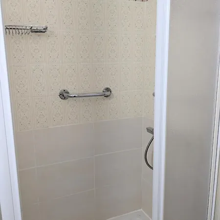 En Rez-de-chaussee Avec Balcon A Proximite Des Thermes En Centre-ville Appartement *