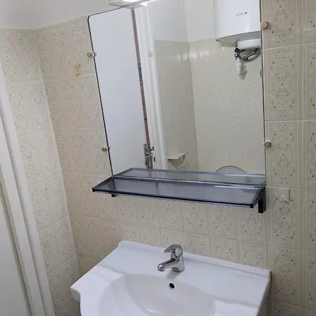 En Rez-de-chaussee Avec Balcon A Proximite Des Thermes En Centre-ville *