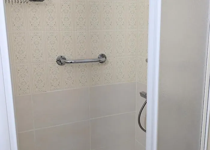 En Rez-de-chaussee Avec Balcon A Proximite Des Thermes En Centre-ville Appartement *