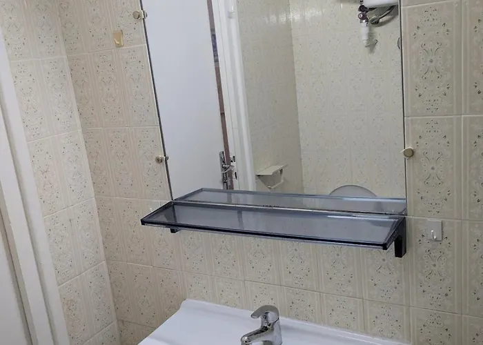 En Rez-de-chaussee Avec Balcon A Proximite Des Thermes En Centre-ville *